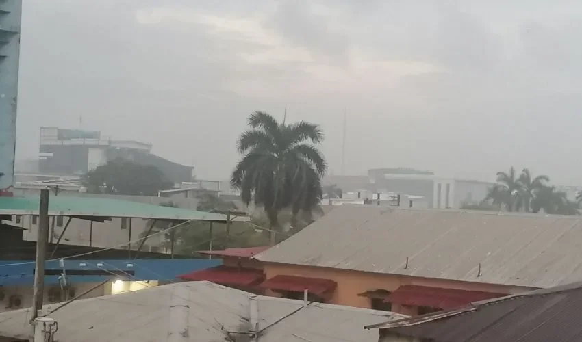 Vista de la niebla de humo en la ciudad. 