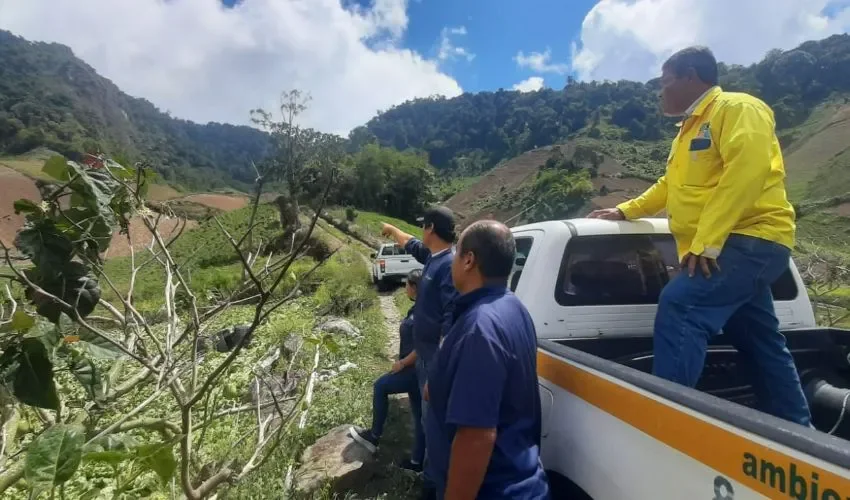 Los especialistas se mantienen en el área. 