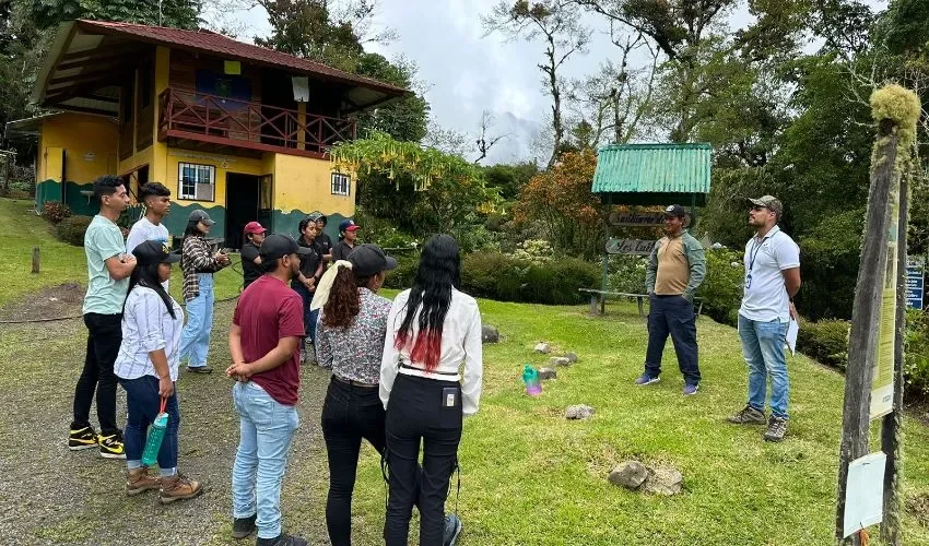 Los estudiantes conocieron de primera mano las tareas que realizan en el campo. 