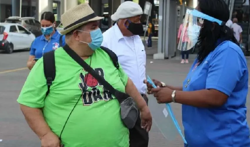 Las personas utilizan las mascarillas para salir a hacer mandados. 