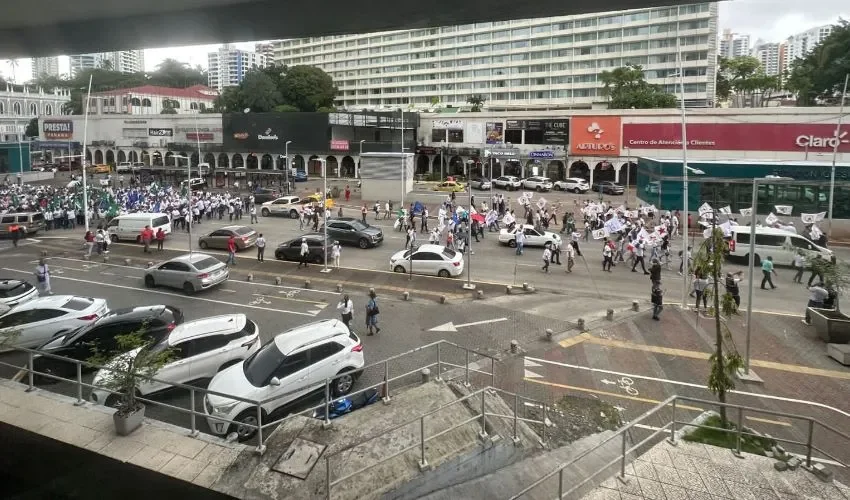 Estudiantes y profesores marchan hasta el MEF. 