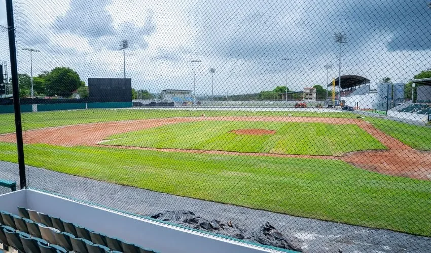 La grama le da el toque al campo de juego. 