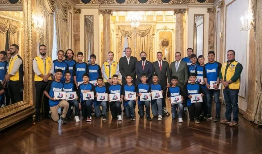 Los atletas fueron recibidos en el salón amarillo. 