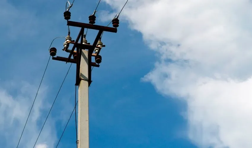 Postes de luz se ven afectados por el polvo. 