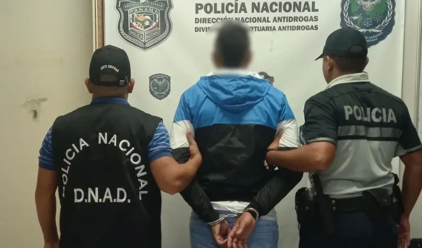 Las unidades conducieron al detenido. 