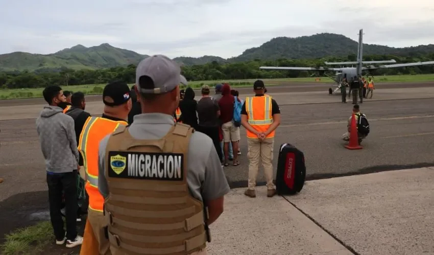 Los agentes se mantienen custodiando a los extranjeros.