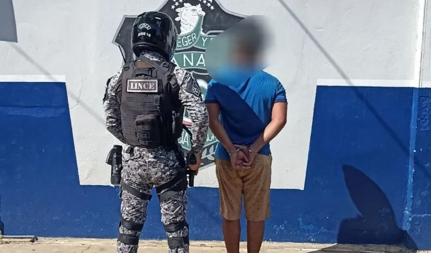 La persona fue conducida por los agentes. 