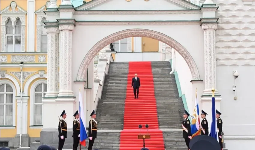 El presidente ruso, Vladímir Putin, hoy durante un acto en la plaza de las Catedrales del Kremlin con representantes de las agencias de seguridad y de Defensa de Rusia. EFE/EPA/SPUTNIK/KREMLIN