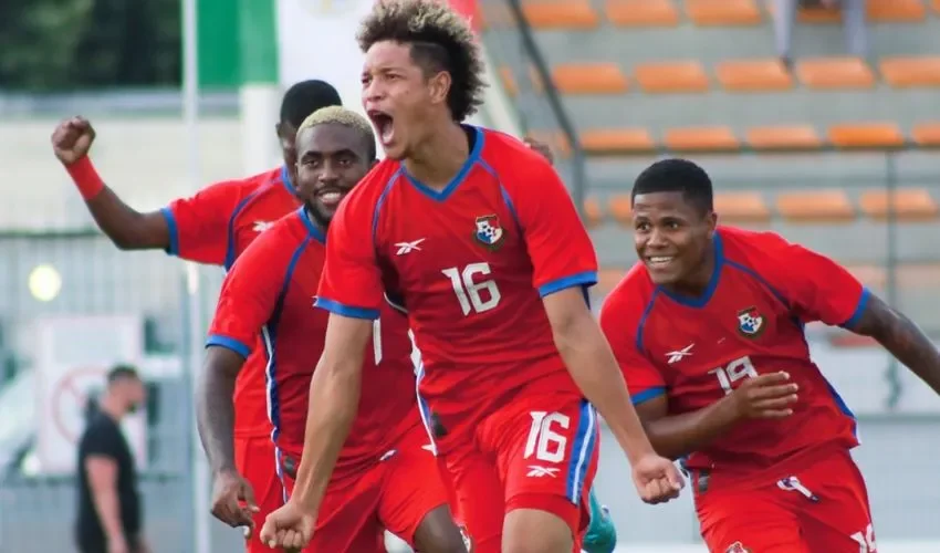 Los jugadores celebrando el triunfo. 