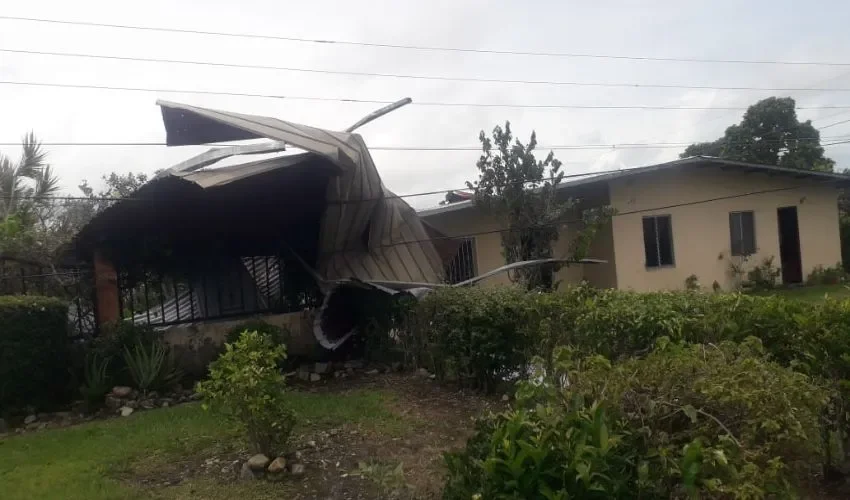 El techo quedó en el patio del vecino. 