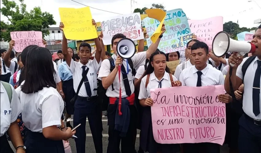 Los cantos y pancartas con mensajes de apoyo se hicieron notar. 