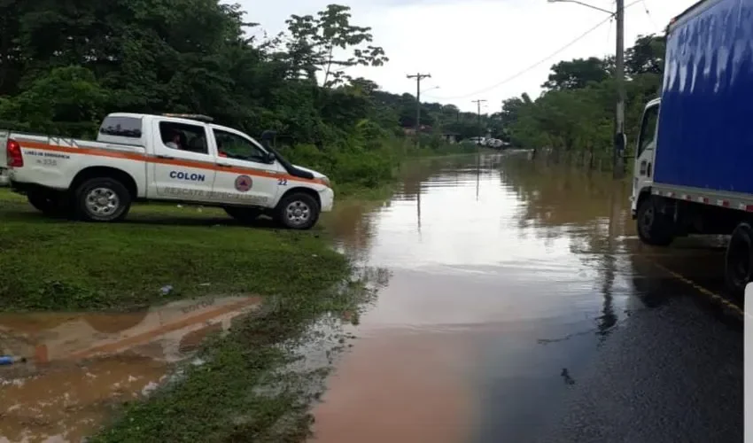 El mal tiempo deja varias calles inundadas. 