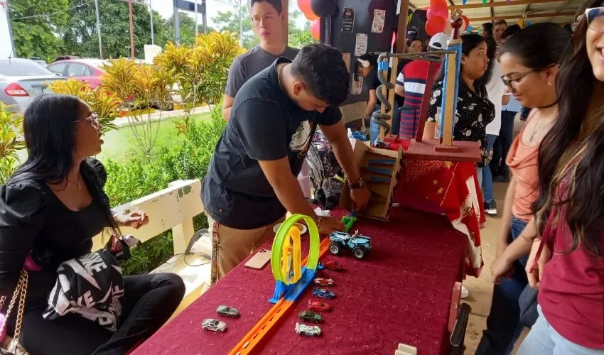 Los estudiantes podían participar de las dinámicas en mesa. 