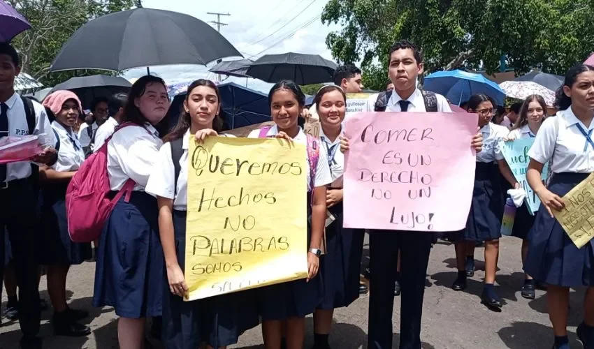 Los estudiantes salieron con pancartas. 