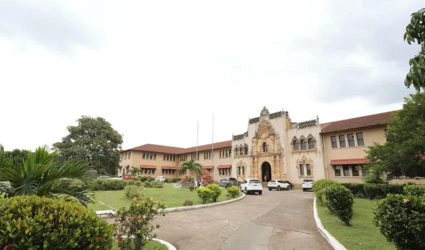 El colegio necesita una rápida intervención. 