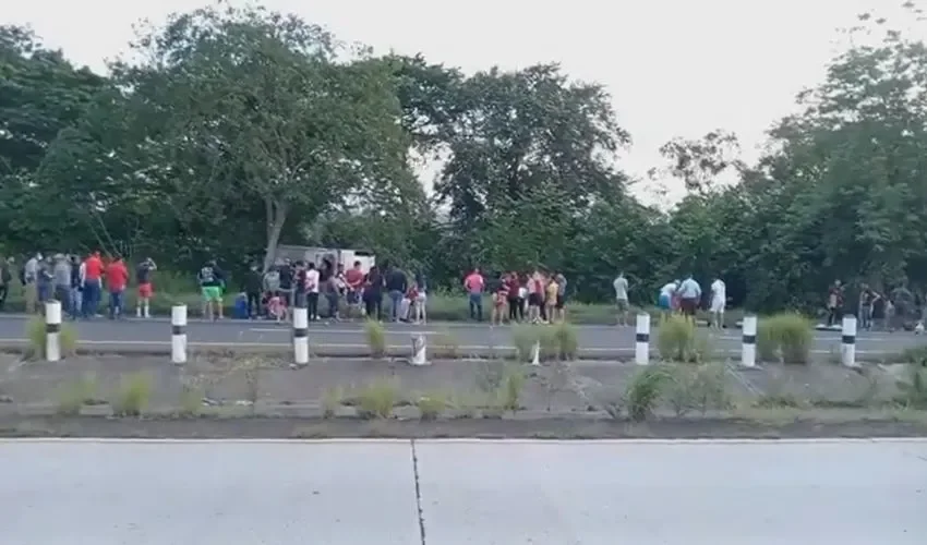 Las personas desalojaron el bus por seguridad. 