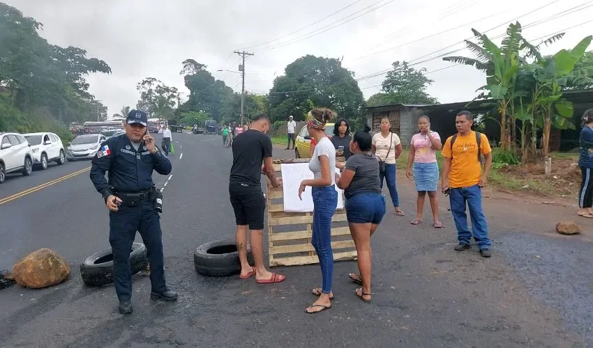 Las calles fueron cerradas por la falta de agua. 