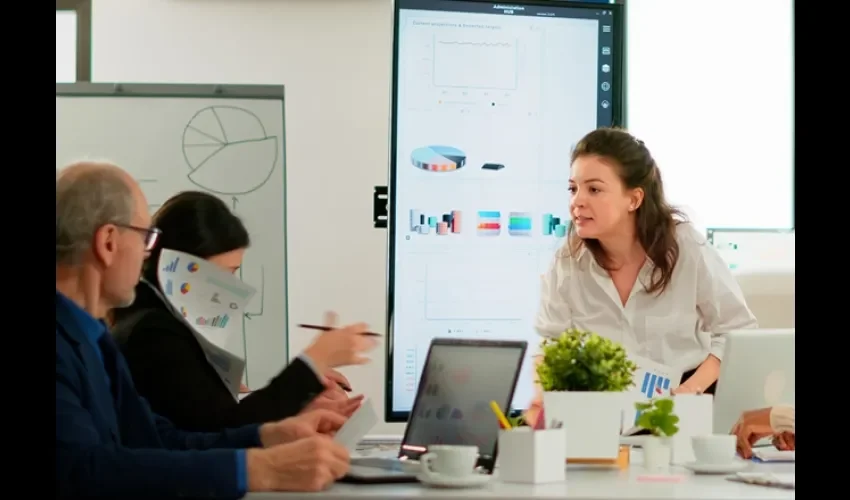  Algunas personas normalizan el estrés laboral causado por trabajar bajo presión. Foto ilustrativa / Freepik. 