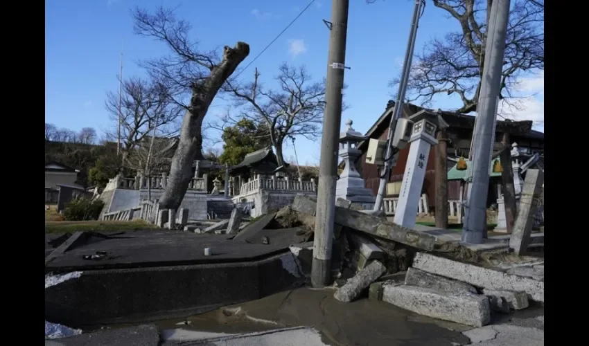 Una vista del santuario de Sakakibara derrumbado tras un fuerte terremoto en Kohoku, Prefectura de Ishikawa, Japón. EFE/EPA/Franck Robinchon