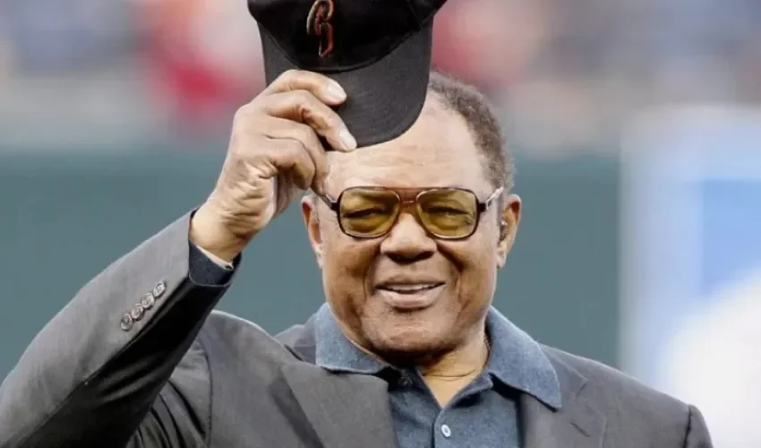 Fotografía de archivo, tomada en 6 mayo de 2006, en la que se registró a la leyenda del béisbol Willie Mays, durante un homenaje por su cumpleaños 75, en el estadio AT&T Park de San Francisco (California, EE.UU.). EFE/Monica Davey