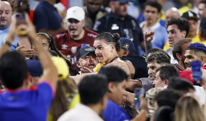 Darwin Núñez (centro) pelea en la grada con aficionados tras perder la semifinal de la Copa América contra Colombia en Charlotte./EFE