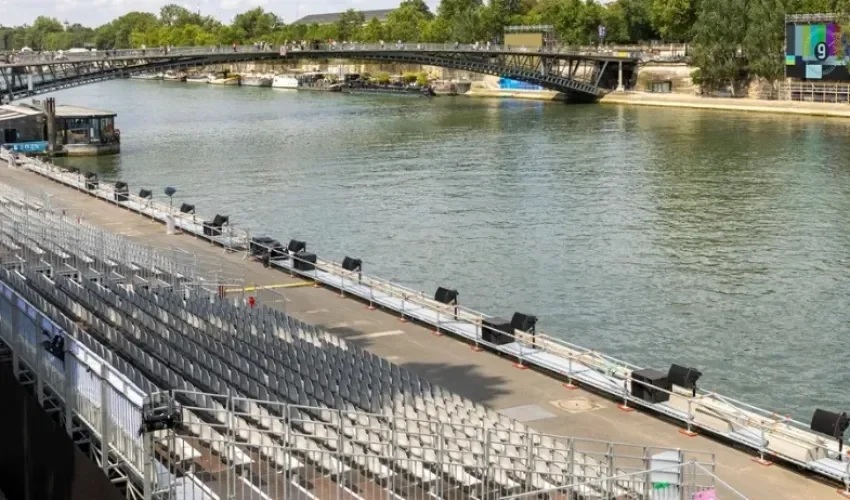 Tribunas a lo largo del río Sena, en París, para Juegos Olímpicos. EFE/EPA/Andre Pain