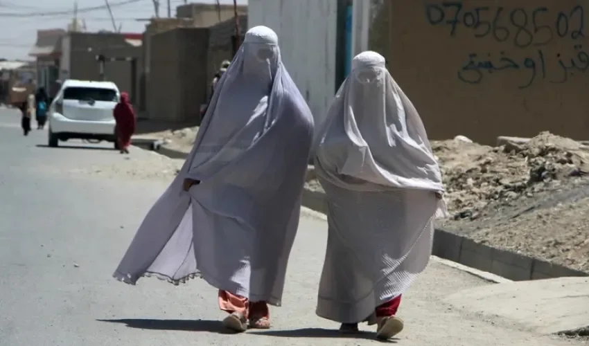 Mujeres afganas vestidas con burka caminan por una carretera en Kandahar. EFE/EPA/Qudratullah Razwan