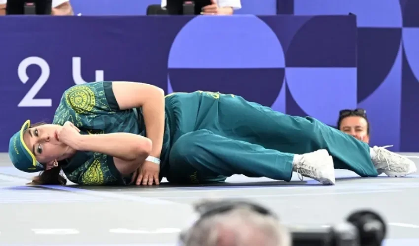 La ‘breaker’ Rachel Gunn, conocida como ‘Raygun’, durante su participación en los Juegos de París. EFE/EPA/Caroline Blumberg