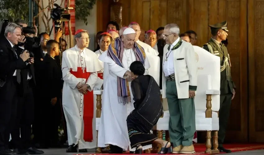 El papa Francisco (C-I) saluda a una mujer junto al presidente de Timor Oriental, José Ramos-Horta (C-D). EFE/EPA/Antonio Dasiparu