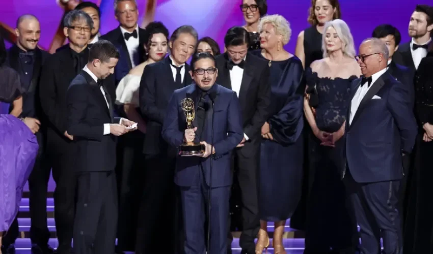 El elenco y el equipo de la serie Shogun aceptan el premio Emmy a la Mejor Serie Dramática durante la 76ª ceremonia anual de los premios Emmy celebrada en el Peacock Theater de Los Ángeles, California (EE.UU.). EFE/Caroline Brehman