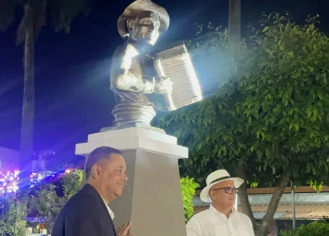  Rubén Blades inmortaliza a Ceferino Nieto con un busto en su honor  