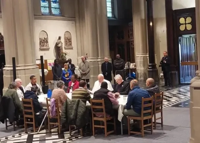  El papa acudió por sorpresa este sábado a la parroquia de San Gilles, en Bruselas, para desayunar con un grupo de personas sin hogar y migrantes. EFE/Vatican Media 