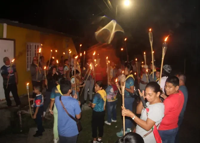  Niño y jóvenes del Movimiento Adventista realizan caminata de antorchas conmemorando el Mes de la Biblia 