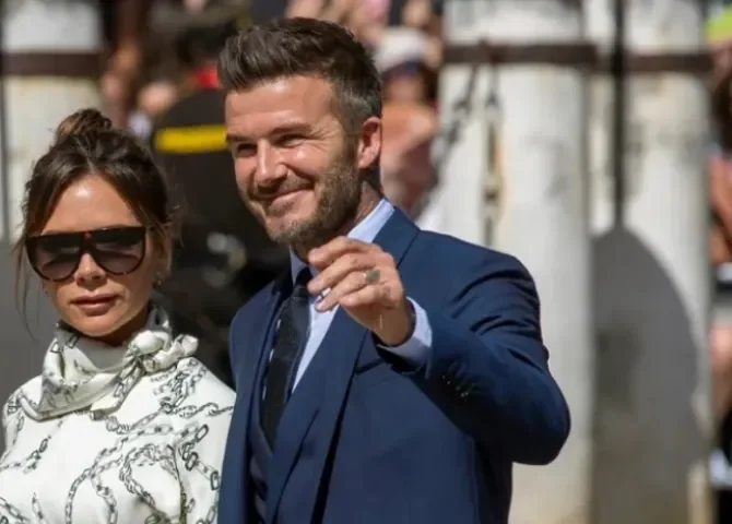  El exfutbolista David Beckham, junto a su mujer Victoria. EFE/Julio Muñoz 