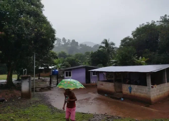  ¡Lluvias coincidieron con las mareas altas! Poblados del distrito de Mariato sufren a causa de las inundaciones 