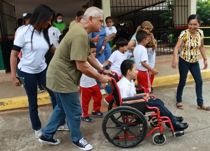  Evacúan a estudiantes con discapacidad; todo fue parte de un simulacro de evacuación en Chitré 