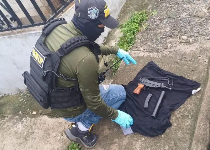  Dan con el hallazgo de una subametralladora escondida en el alcantarillado de la barriada 9 de Enero 