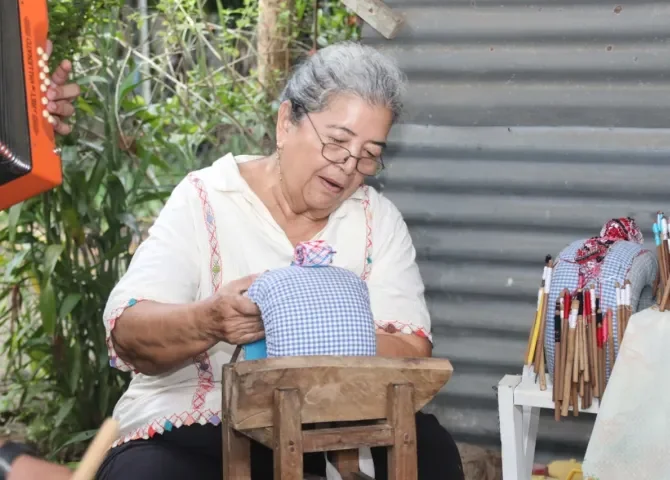  Ernestina Mendoza, la artesana santeña beneficiaria de los120 a los 65 que en su lucha contra el cáncer preservó las tradiciones de su pueblo 