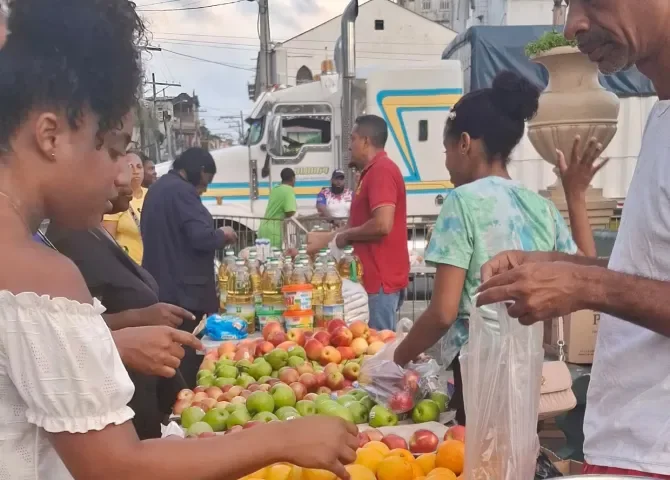  ¡Llegaron las Naviferias a Colón! Decenas de colonenses salieron a buscar el jamón 