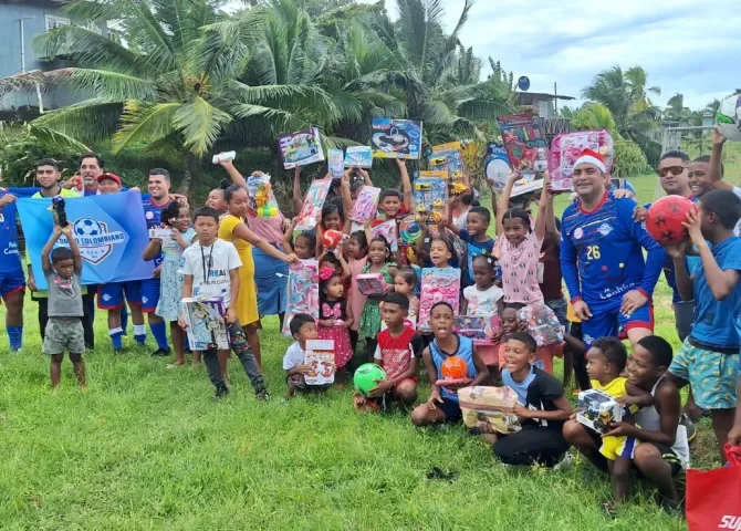  'Combo Colombiano' entregó juguetes de Navidad a niños de la Costa Abajo de Colón 