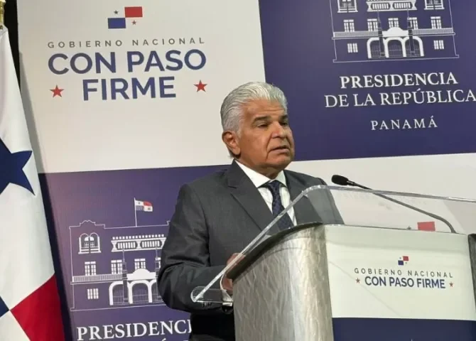  'No hay chinos ni de ninguna otra potencia en el Canal de Panamá', recalca el presidente Mulino 