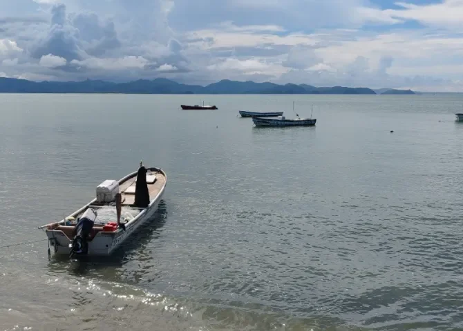  Sigue la búsqueda de pescador antonero; su embarcación chocó contra una bacha de extracción de arena submarina 