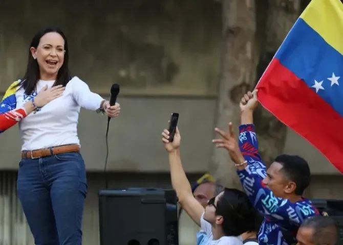  La líder antichavista María Corina Machado saluda a sus seguidores este jueves, en una manifestación en Caracas (Venezuela). EFE/ Miguel Gutiérrez 