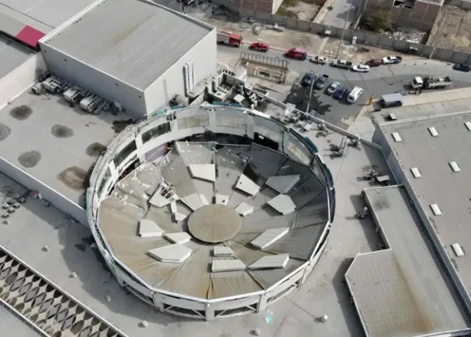  Fotografía aérea del techo colapsado del comercial Real Plaza en Trujillo (Perú). EFE/ Steffano Palomino 