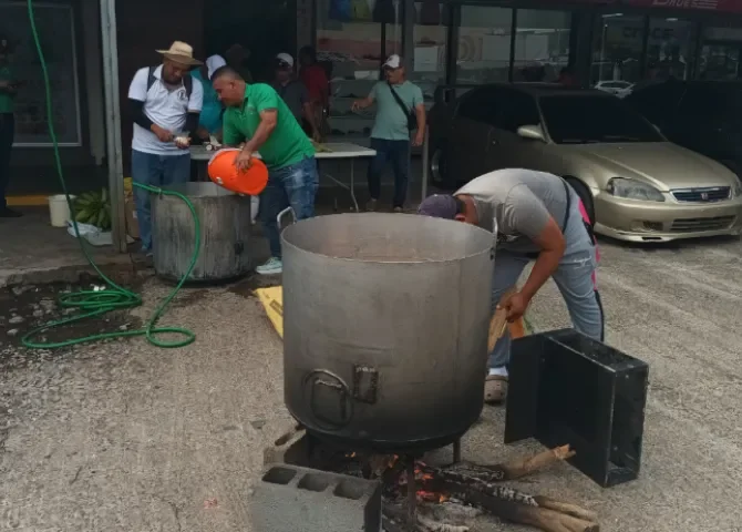  Educadores de Veraguas protestan con olla común contra nueva ley de la CSS 